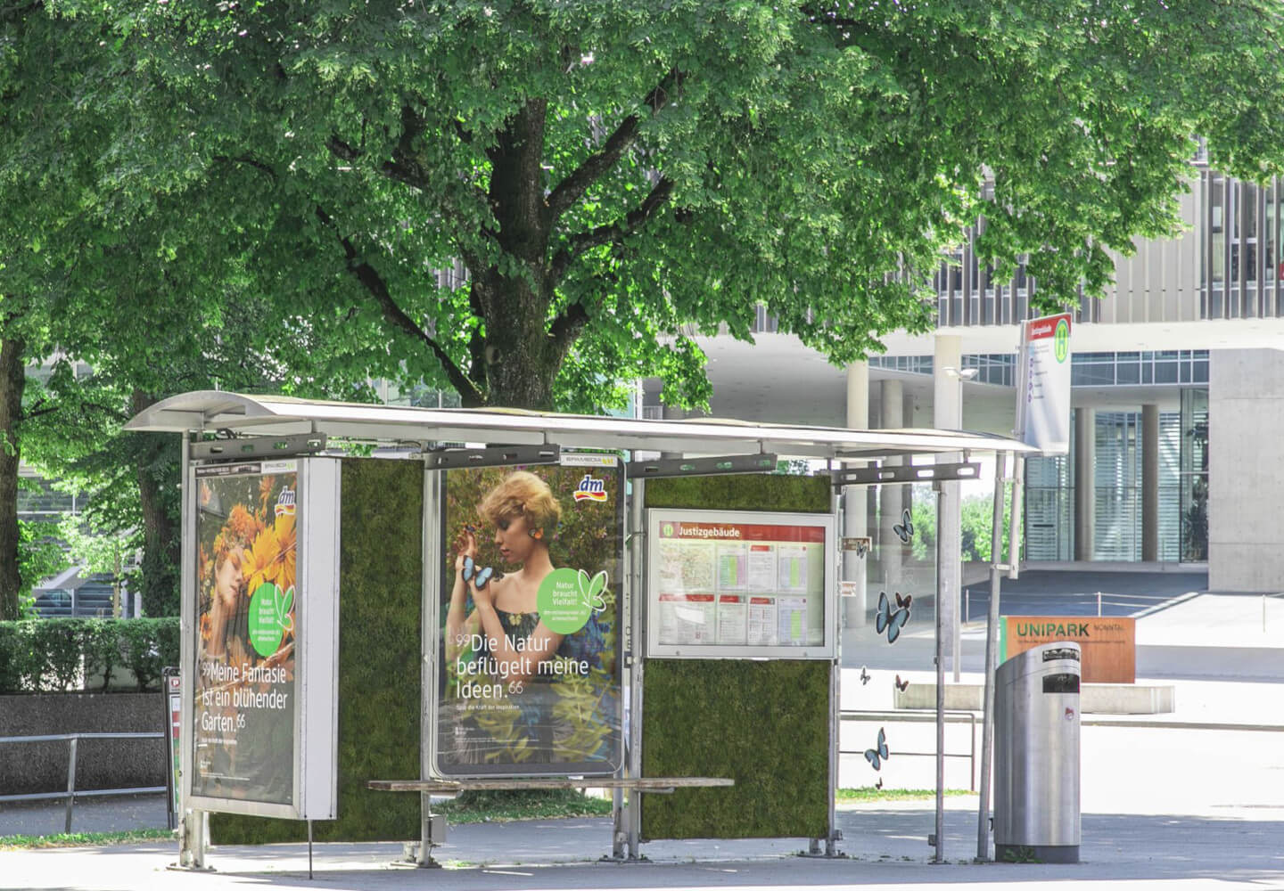 Bushaltestelle, deren Wände mit Moos begrünt wurden. Plakate der Kampagne Nationalpark Garten von dm und GLOBAL 2000
