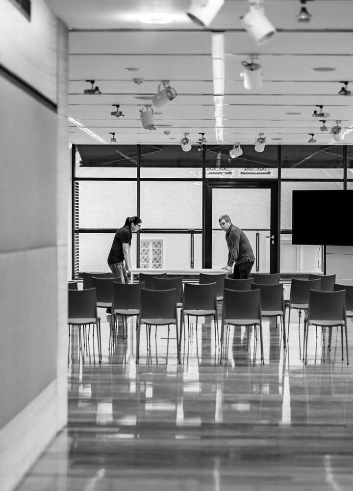Zwei Personen bauen für eine Veranstaltung im Loft Salzburg auf.
