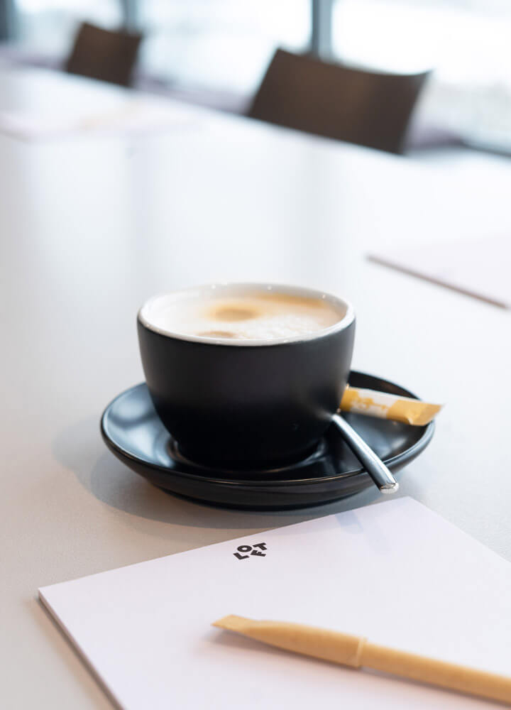 Kaffeetasse im Besprechungsraum.