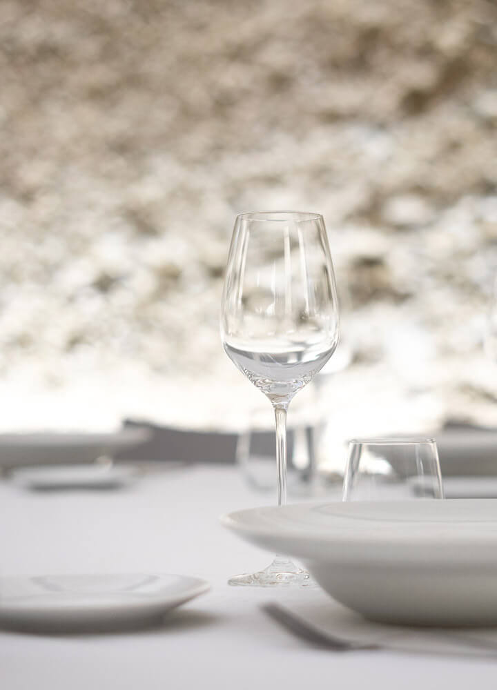 Weinglas auf gedecktem Tisch in den Kavernen des Loft.