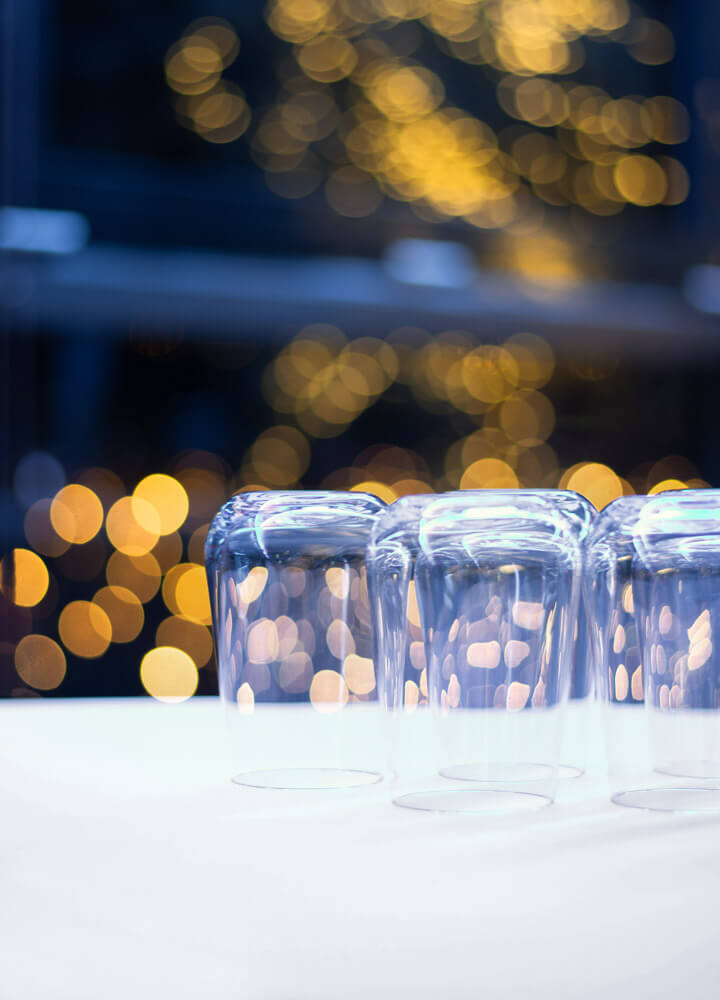 Gläser auf Tischdecke im Loft Salzburg.