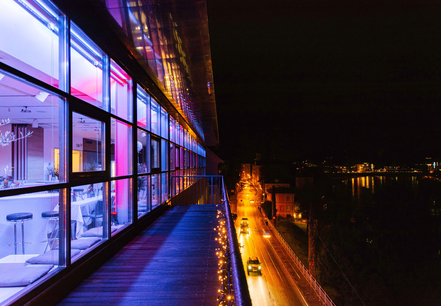 Blick von der Terrasse des Loft bei Nacht.