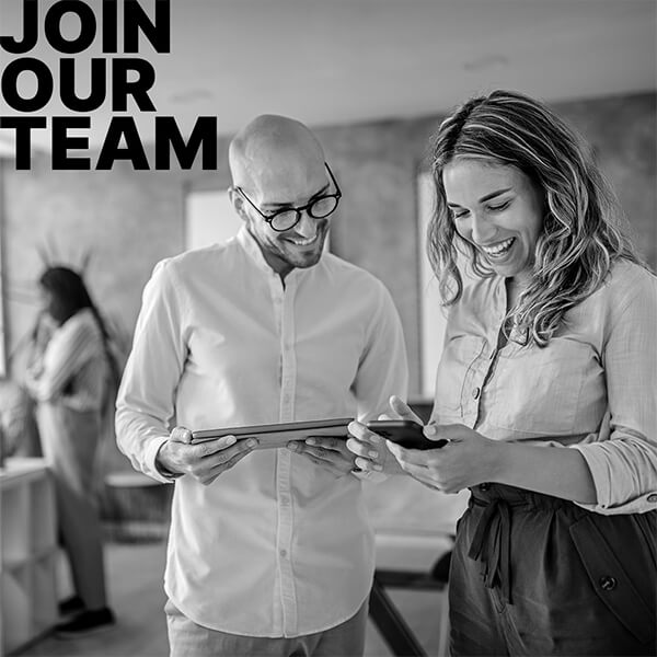 Zwei Personen im Büroalltag.