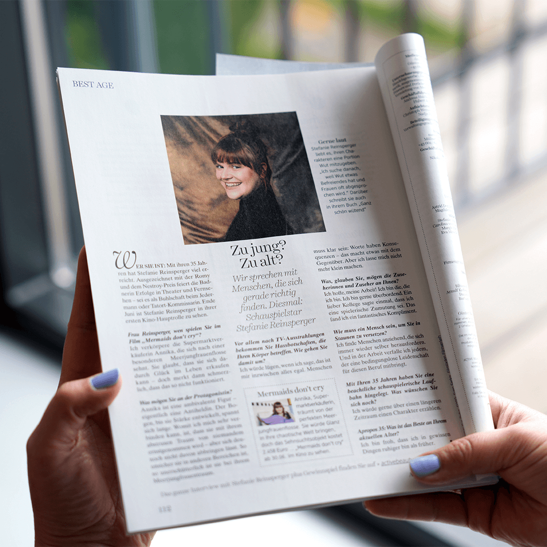 Zwei Händer halten das ACTIVE BEAUTY Magazin aufgeschlagen