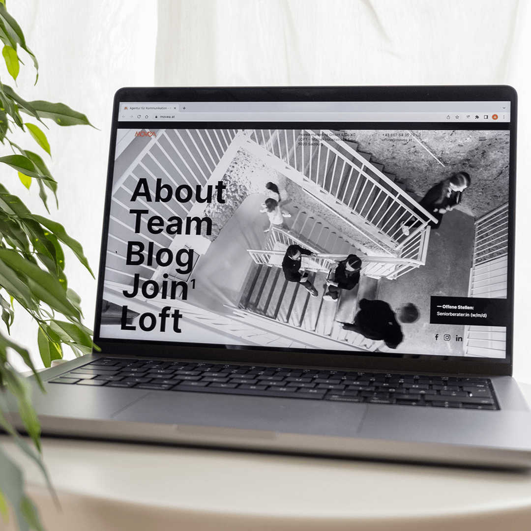 Ein Bild von einem Laptop, auf dem die neue movea Website geöffnet ist.