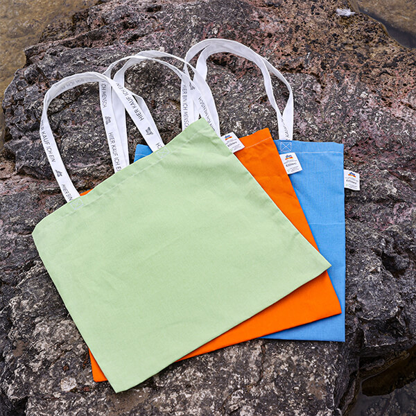 mehrfarbige dm Taschen auf Steinen