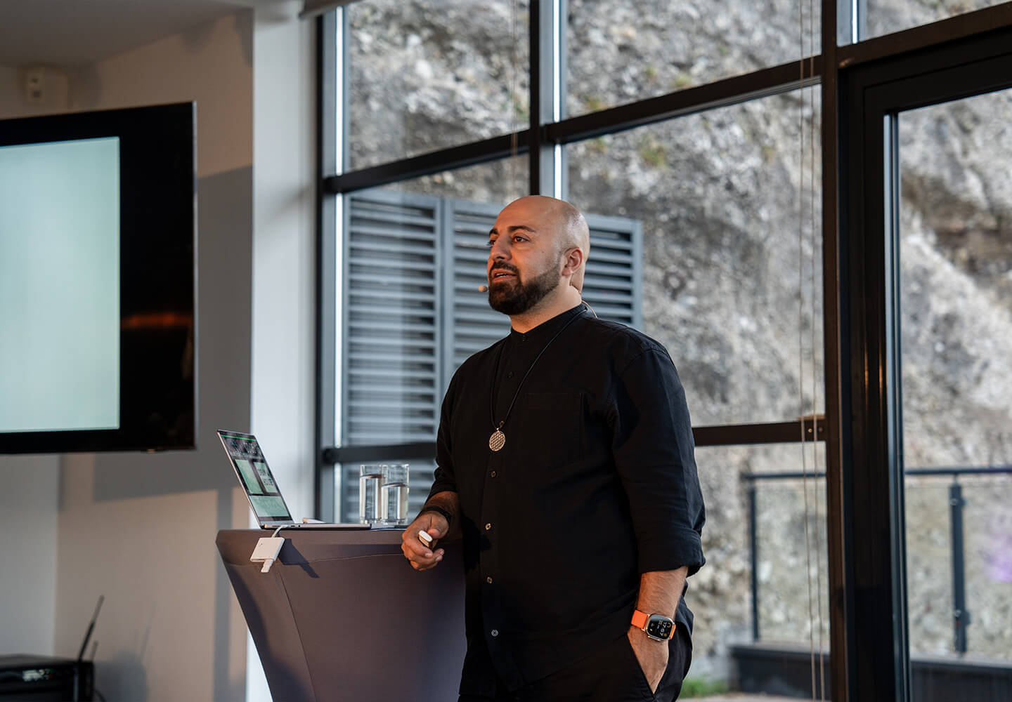 Ali Mahlodji spricht vor einem Publikum