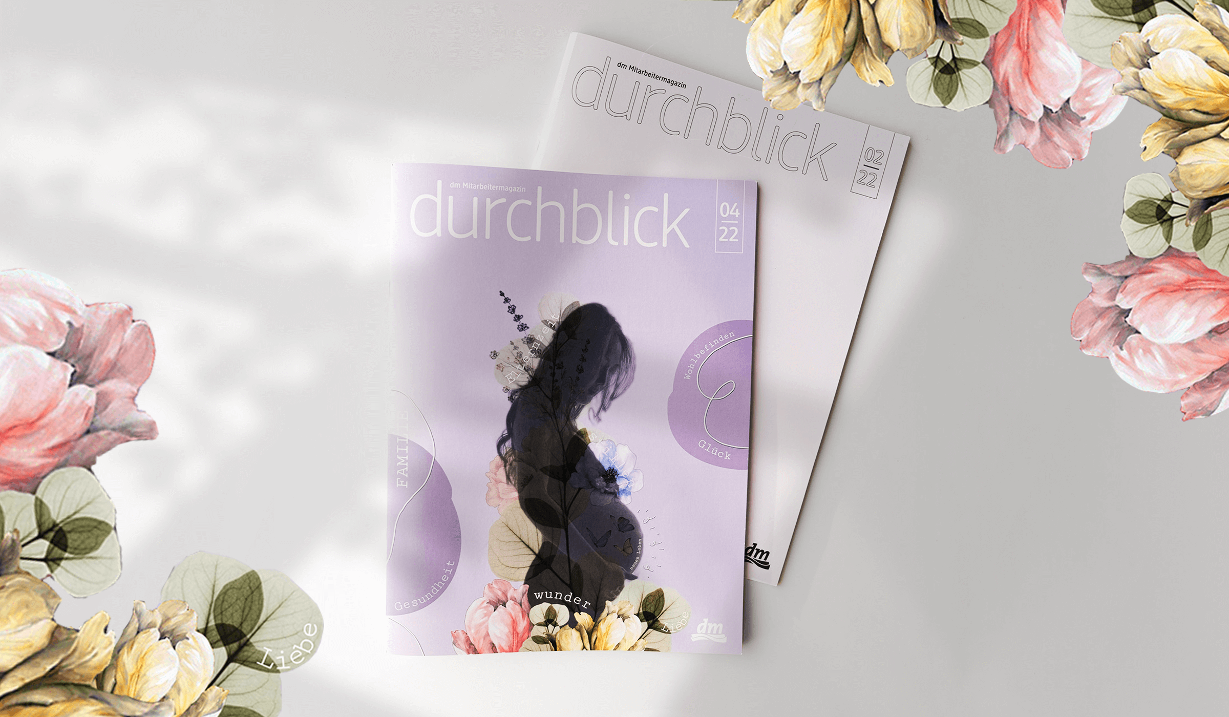 Gewinnercover des durchblick-Magazins vor leerem Cover, welches von Mitarbeitenden gestaltet und eingesendet werden konnte.