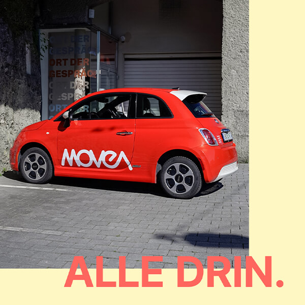 roter Fiat mit movea Branding auf gelbem Hintergrund und dem Text 