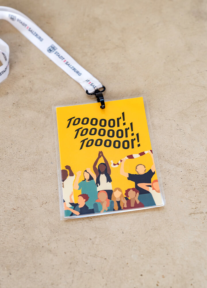 Abbildung einer Akkreditierung mit jubelnden Menschen darauf