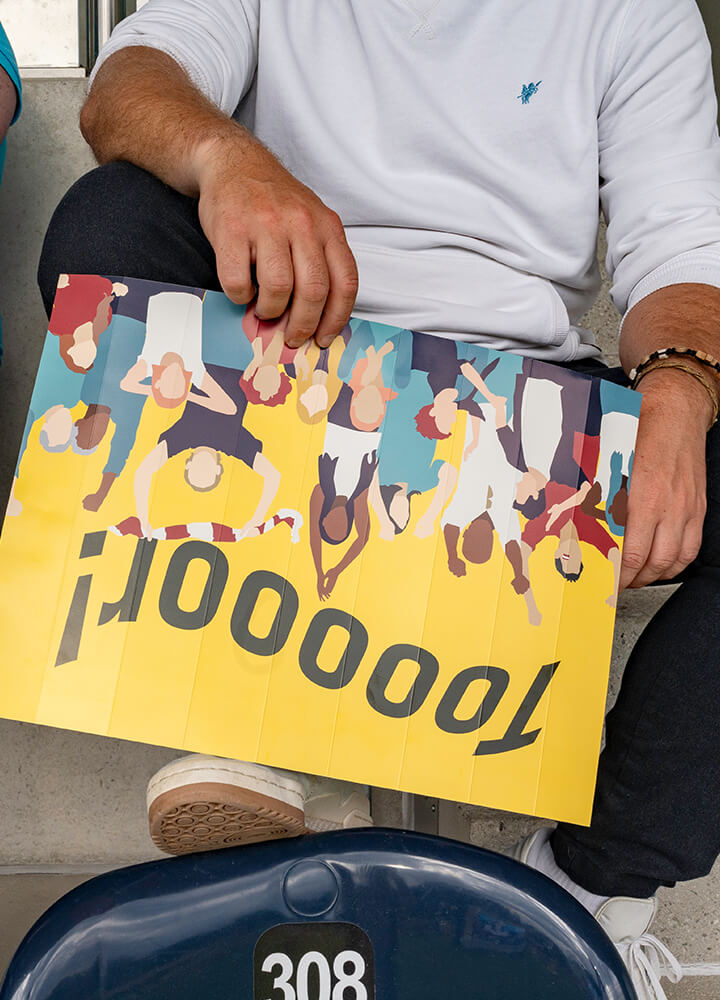 Abbildung einer Faltklatsche mit jubelnden Menschen darauf