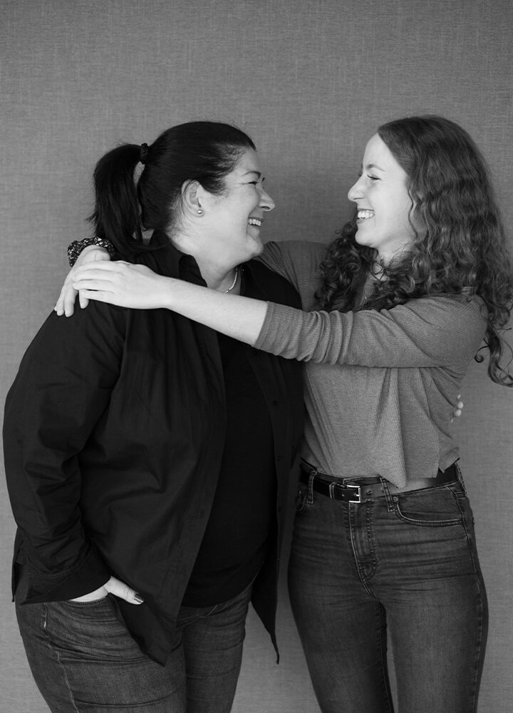 Zwei Personen sprechen miteinander und lachen.