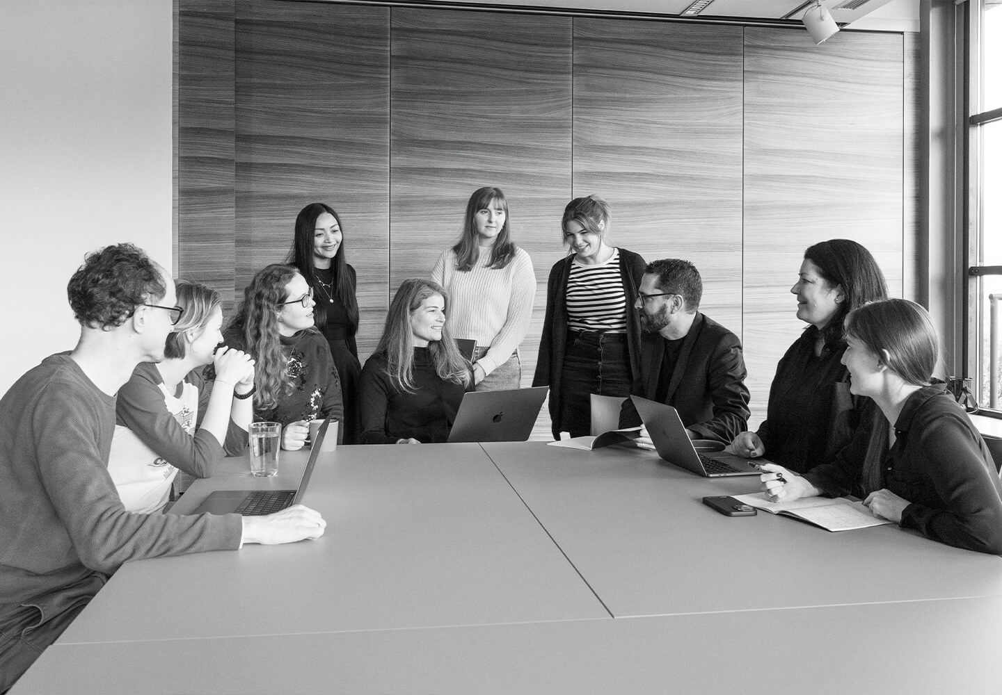 Mehrere Personen bei einer Besprechung.