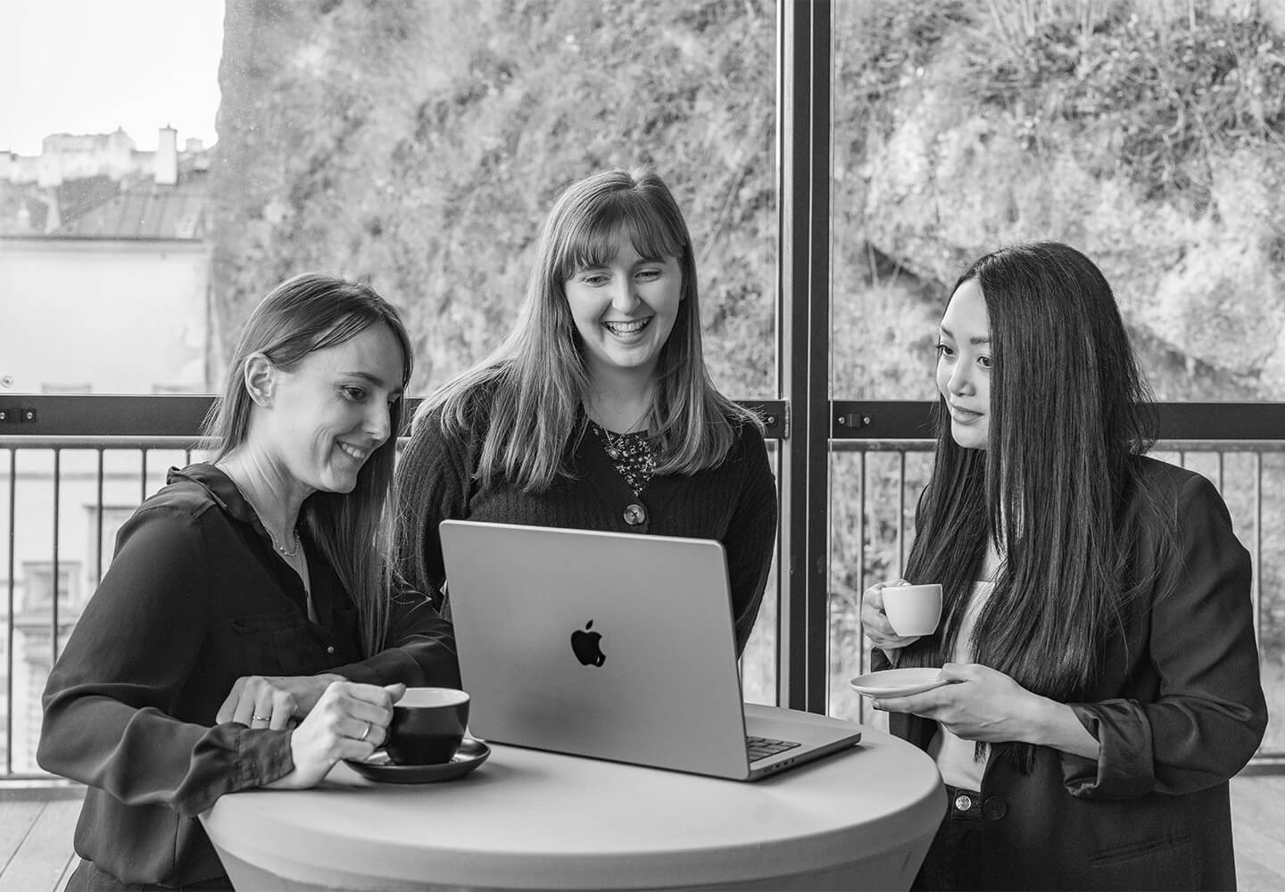 3 Personen besprechen Strategien.
