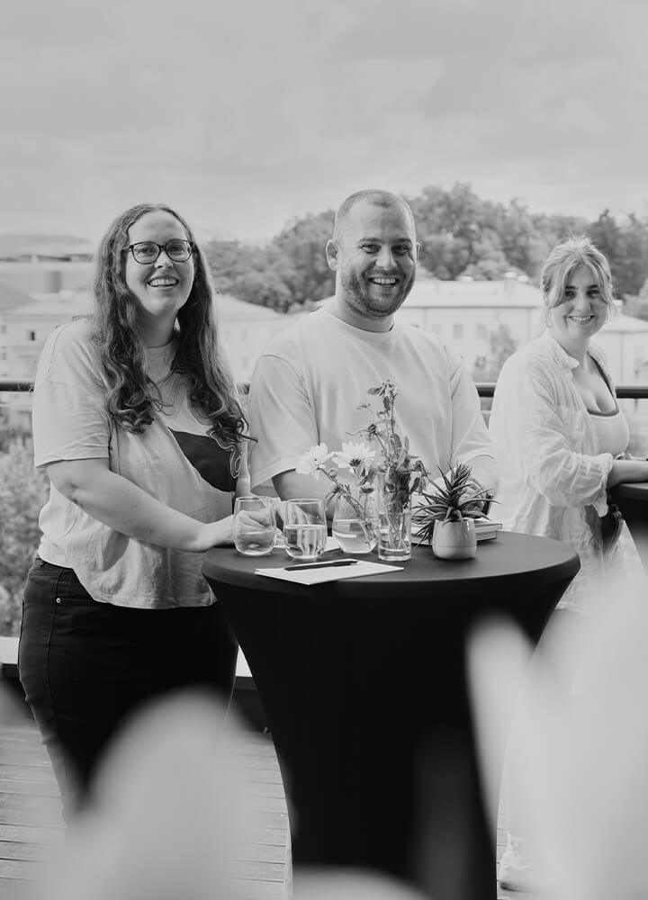 Mitarbeitende von movea auf der Dachterrasse im LOFT bei einer Besprechung