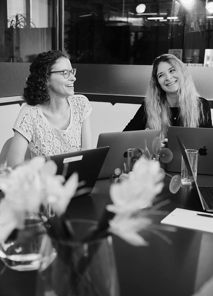 Mitarbeiterinnen des ACTIVE BEAUTY Teams bei einer Besprechung