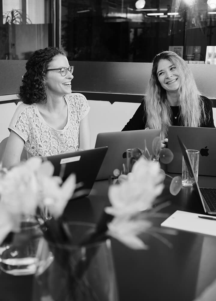 Mitarbeiterinnen des ACTIVE BEAUTY Teams bei einer Besprechung